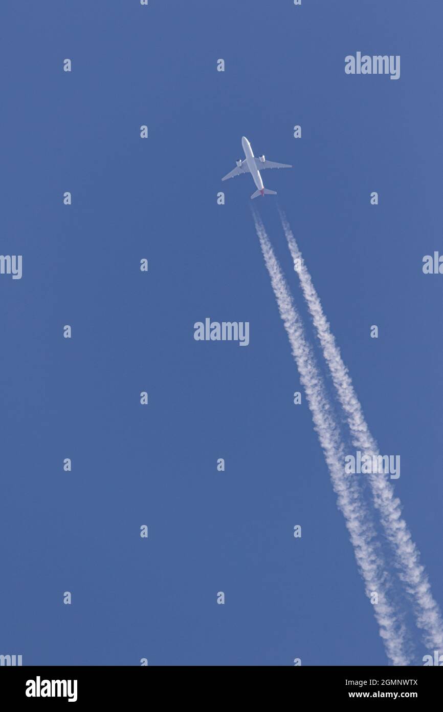 Zweimotorige Flugzeuge am klaren blauen Himmel, die Dampfspuren hinterlassen Stockfoto