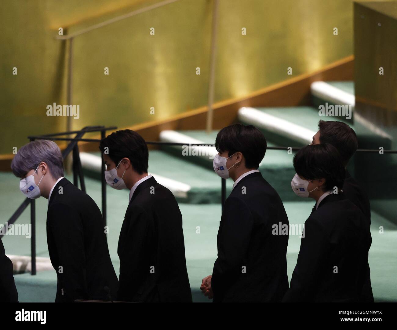 New York, Usa. September 2021. Mitglieder der südkoreanischen Boyband BTS verlassen das Haus, nachdem sie bei der SDG Moment Veranstaltung im Rahmen der 76. Sitzung der Generalversammlung der Vereinten Nationen am Montag, den 20. September 2021 in New York City gesprochen haben. Foto von John Angelillo/UPI Credit: UPI/Alamy Live News Stockfoto