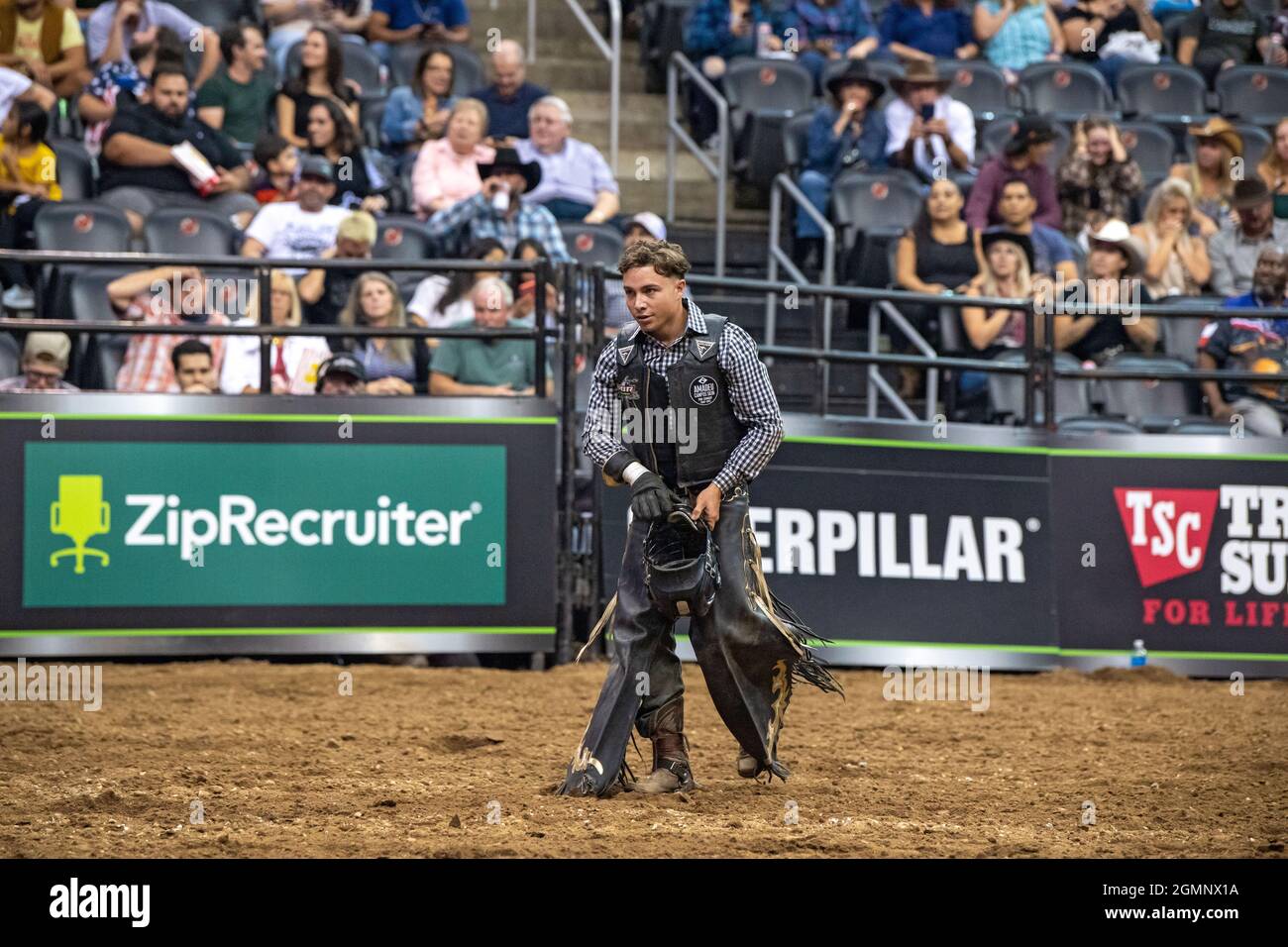 NEWARK, NJ - 18. SEPTEMBER: Austin Richardson Rides werden beim Professional Bull Riders 2021 fies Unleash the Beast Event im Prudential Center on Stockfoto