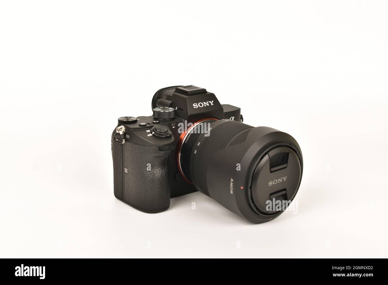 Delhi, Indien - 7. September 2020: Sony a7iii mit 28-70 Objektiv auf weißem Hintergrund, Vollformatkamera Stockfoto