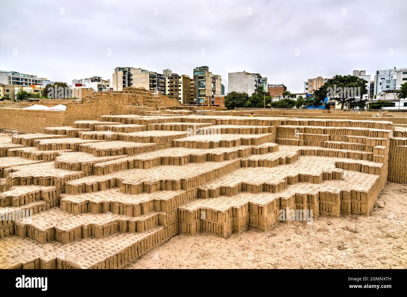 Adobe Pyramide von Huaca Pucllana in Lima, Peru Stockfoto