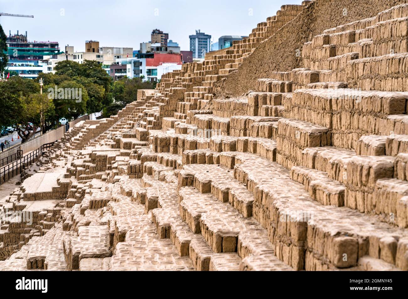 Adobe Pyramide von Huaca Pucllana in Lima, Peru Stockfoto