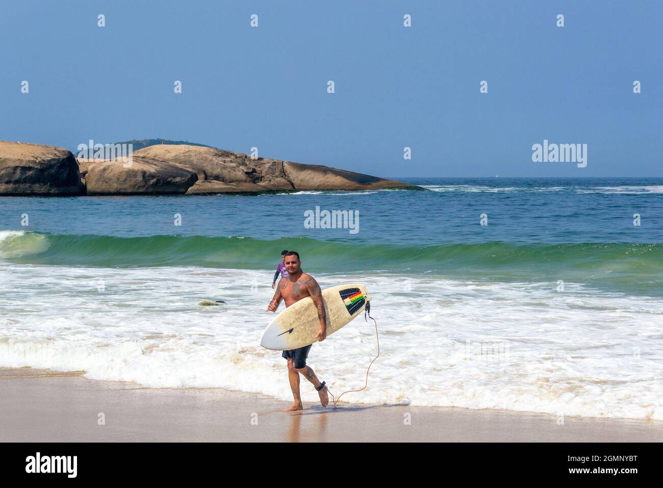 Ein Brasilianer mit Surfbrett am Strand Piratininga in Rio de Janeiro, Brasilien. Mit einer wunderschönen Landschaft ist dieser berühmte Ort eine große Tour Stockfoto