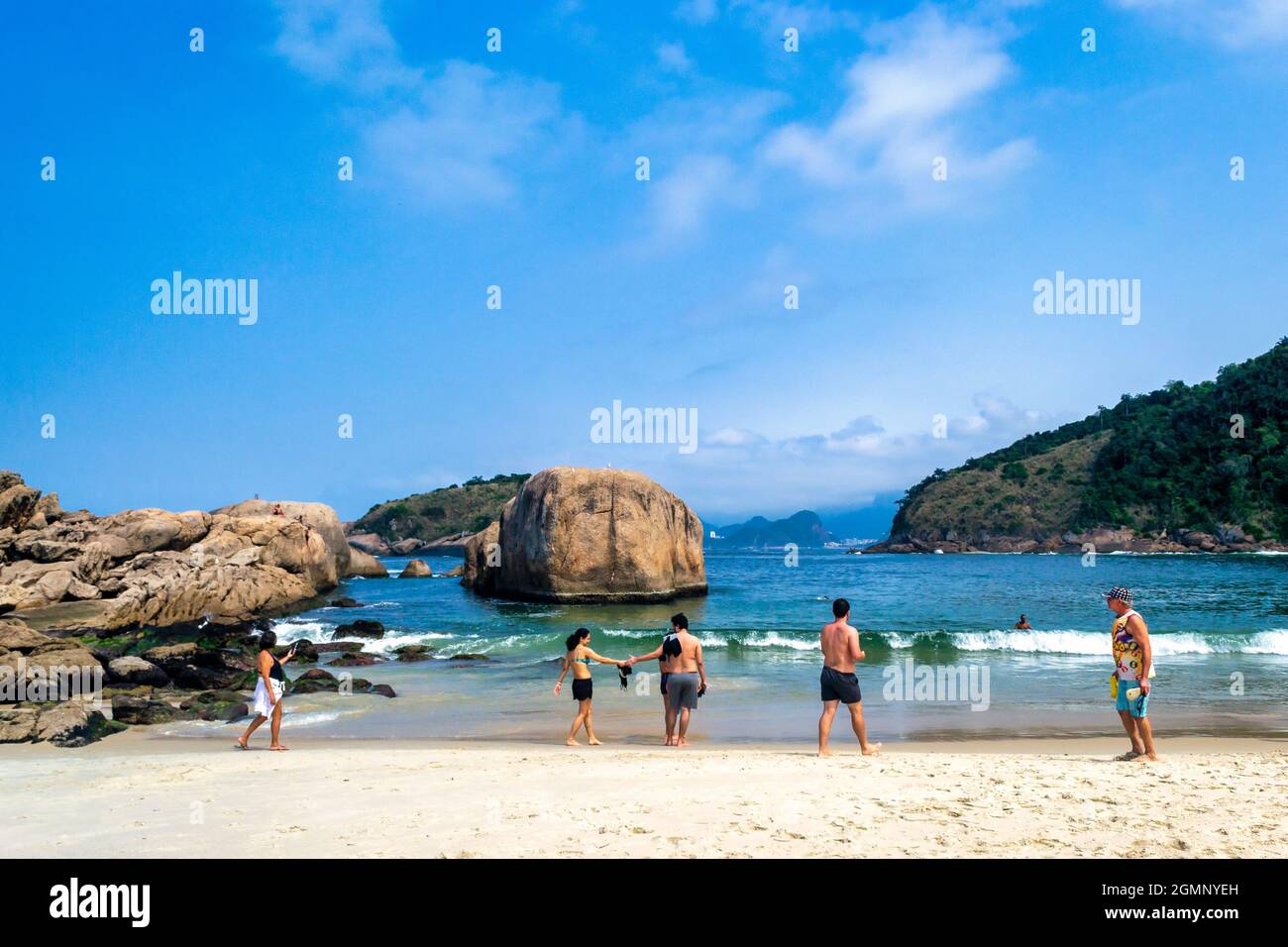 Touristen Erholung im Freien in der Piratininga Strand in Rio de Janeiro, Brasilien. Mit einer wunderschönen Landschaft, ist dieser berühmte Ort ein wichtiger touristischer Attra Stockfoto
