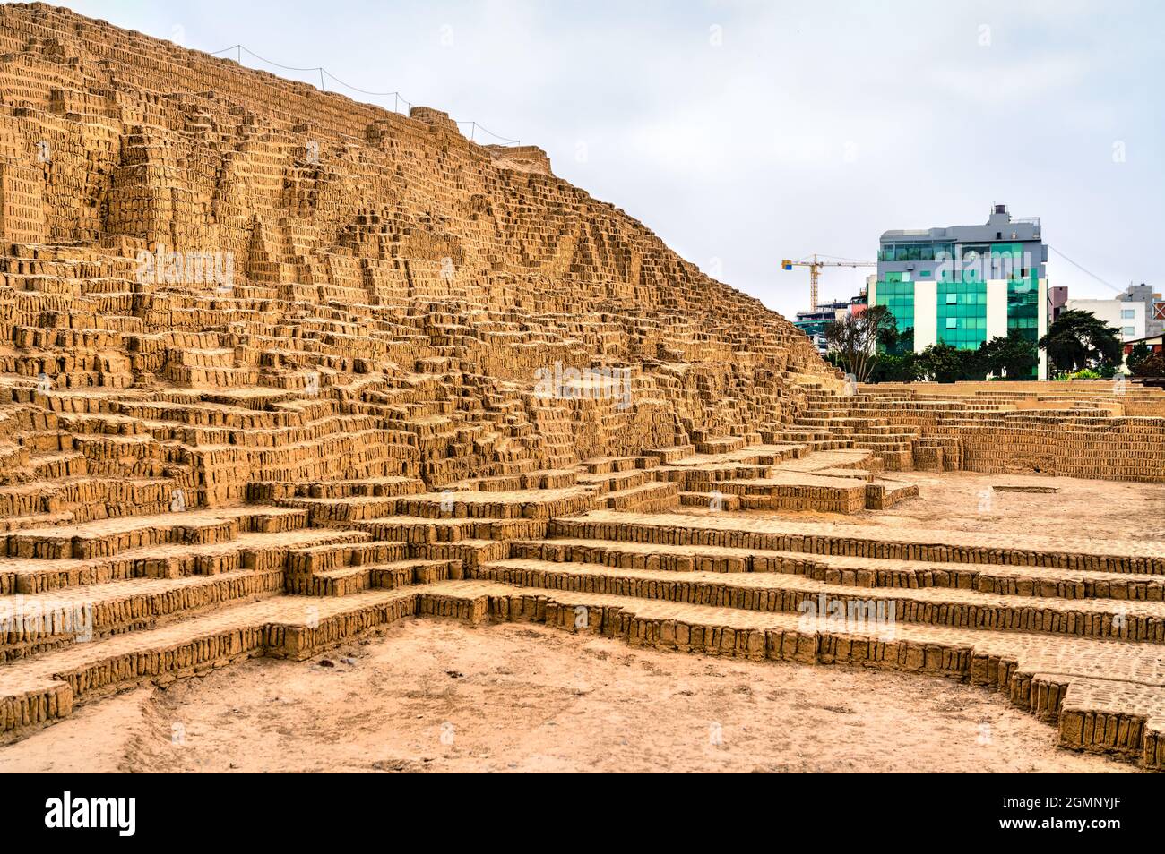 Adobe Pyramide von Huaca Pucllana in Lima, Peru Stockfoto