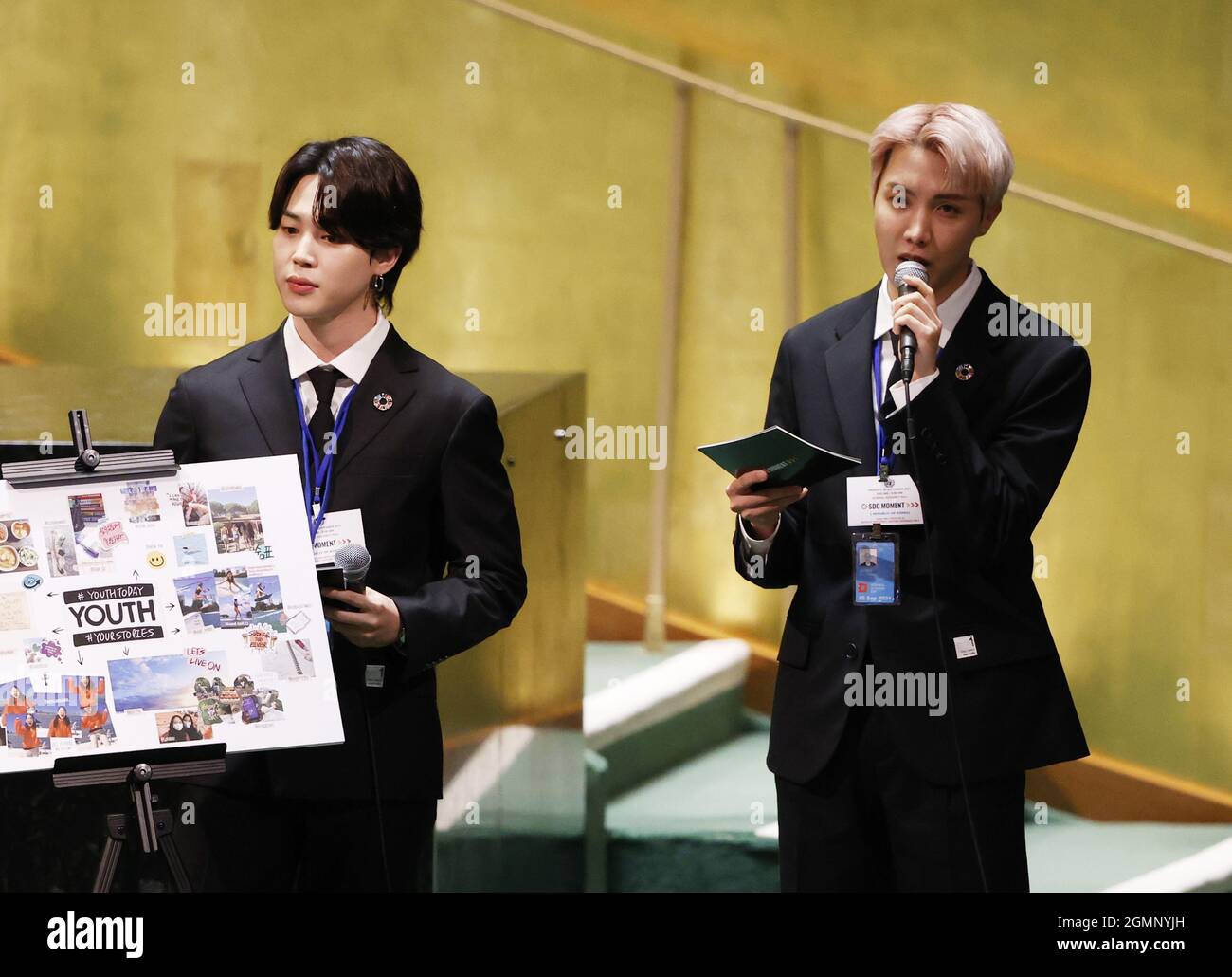 New York, Usa. September 2021. JHope von der südkoreanischen Boyband BTS hört zu, wie sie auf der SDG Moment Veranstaltung im Rahmen der 76. Generalversammlung der Vereinten Nationen am Montag, den 20. September 2021 in New York City spricht. Nachhaltige Entwicklungsziele (SDG) sind ein Entwurf für die Bekämpfung von Armut und Hunger und die Bewältigung der Klimakrise. Foto von John Angelillo/UPI Credit: UPI/Alamy Live News Stockfoto