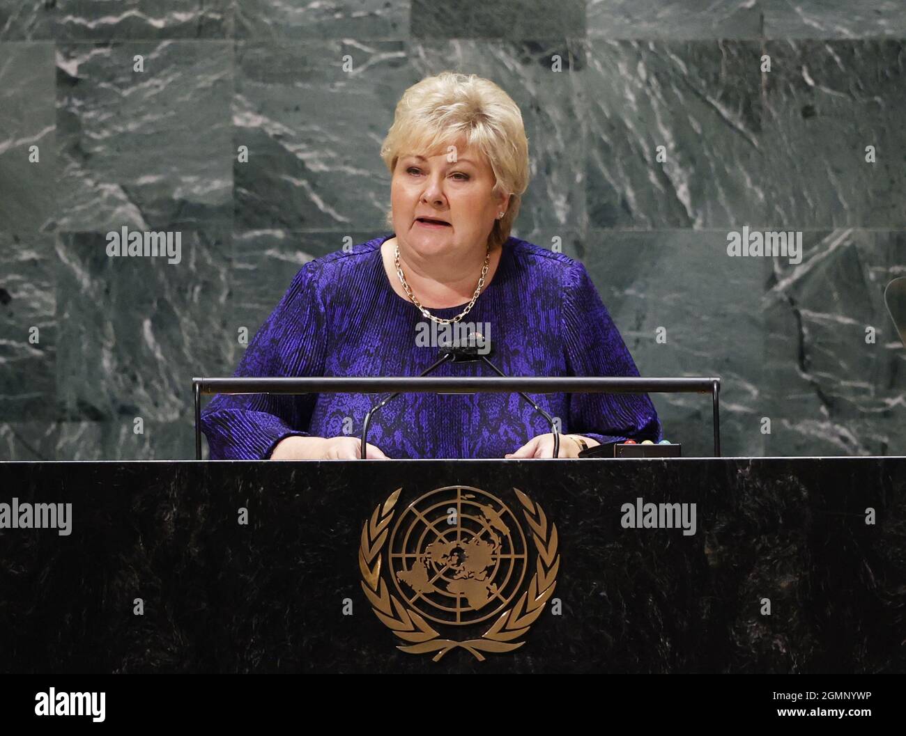 New York, Usa. September 2021. Die norwegische Premierministerin Erna Solberg spricht bei der SDG Moment Veranstaltung im Rahmen der 76. Generalversammlung der Vereinten Nationen Generaldebatte am Montag, den 20. September 2021 in New York City in der UN Generalversammlung Hall im Hauptquartier der Vereinten Nationen. Nachhaltige Entwicklungsziele (SDG) sind ein Entwurf für die Bekämpfung von Armut und Hunger und die Bewältigung der Klimakrise. Foto von John Angelillo/UPI Credit: UPI/Alamy Live News Stockfoto