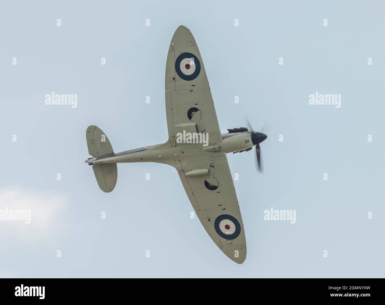 IWM Duxford, Cambridgeshire, Großbritannien. 18. September 2021. Die Flugausstellung beginnt bei der Battle of Britain Air Show auf dem ehemaligen RAF-Gelände, das während des Zweiten Weltkriegs als Basis für viele Spitfire- und hurriumpiloten diente, wobei Spitfire in die Luft flogen. Kredit: Malcolm Park/Alamy Stockfoto