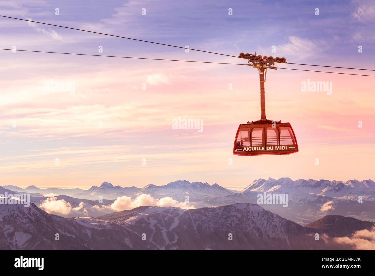 Chamonix Mont Blanc, Frankreich - 28. Januar 2015: Seilbahn in Aiguille du Midi und rosa Sonnenuntergang Himmel, Französische Alpen Stockfoto