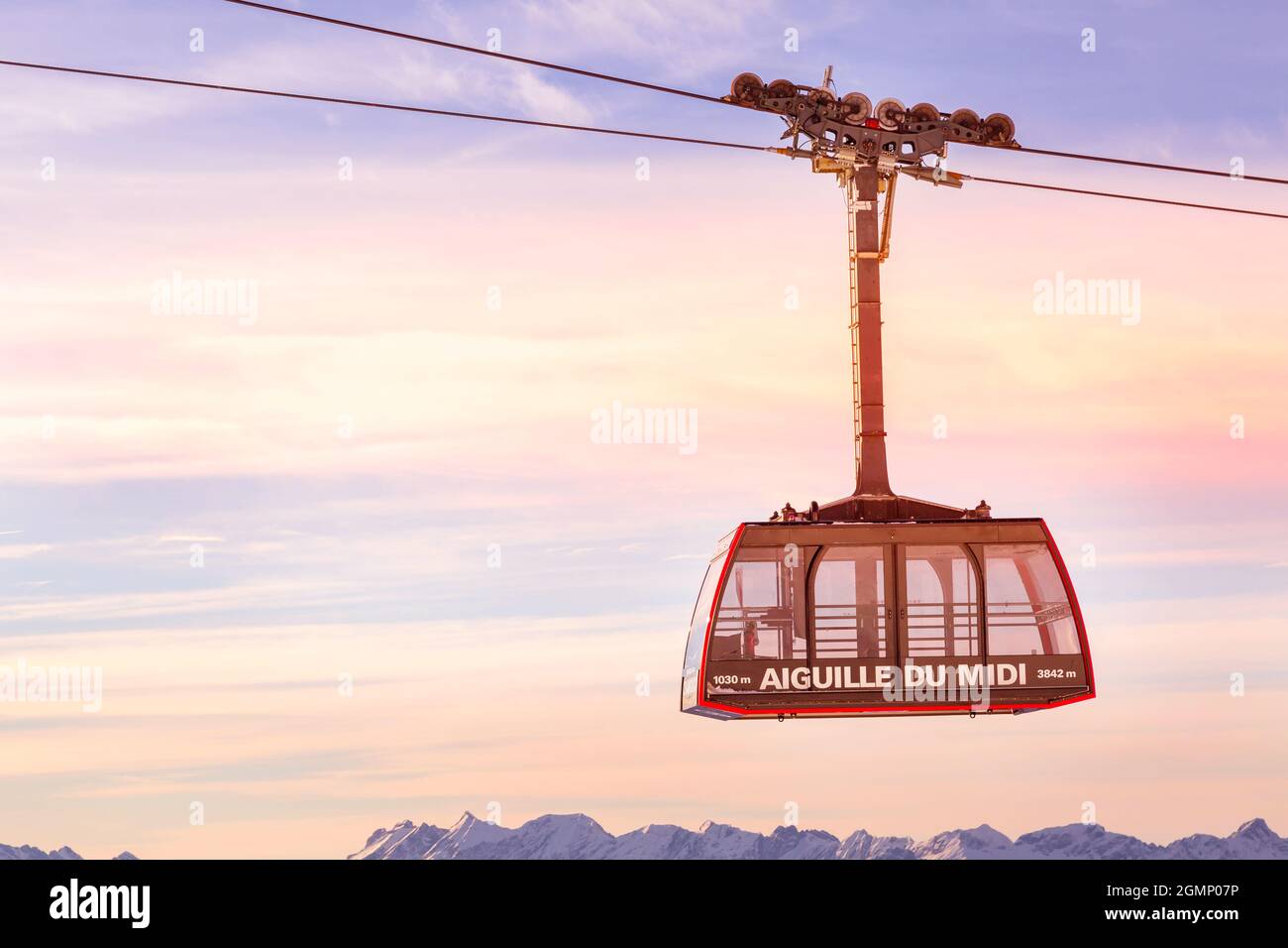 Chamonix Mont Blanc, Frankreich - 28. Januar 2015: Seilbahn in Aiguille du Midi und rosa Sonnenuntergang Himmel, Französische Alpen Stockfoto