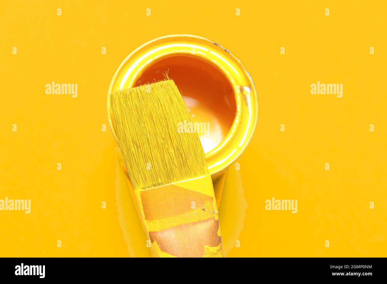 Gelbe Farbe und gelber Pinsel mit gelber Hintergrundfarbe Stockfoto