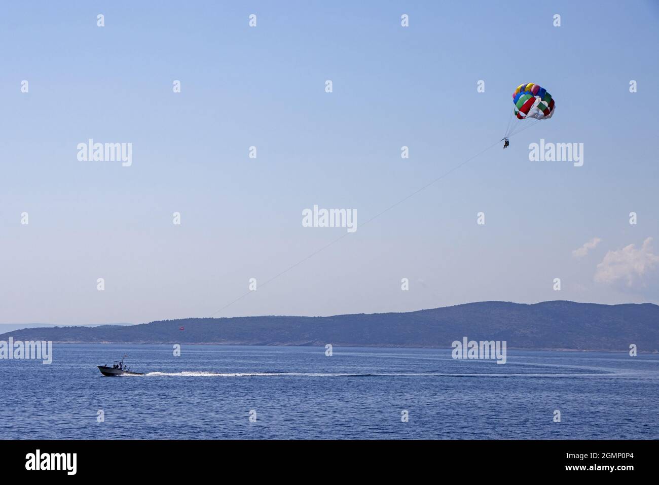 Para Segeln vor der Küste in Adria, Kroatien Stockfoto
