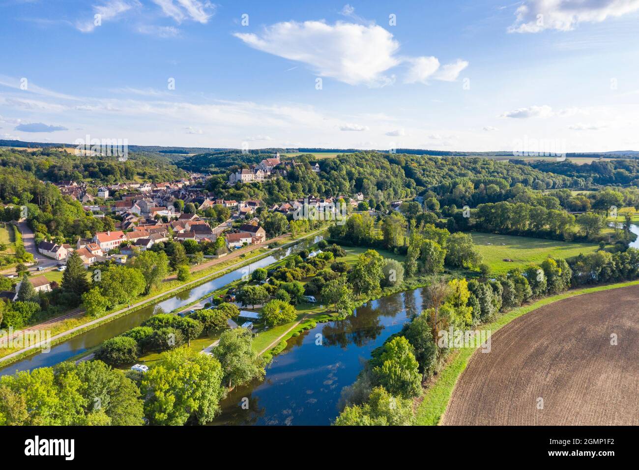 Frankreich, Yonne, Canal du Nivernais, Chatel Censoir, Dorf, Canal du Nivernais und der Fluss Yonne (Luftaufnahme) // Frankreich, Yonne (89), Canal du Niver Stockfoto