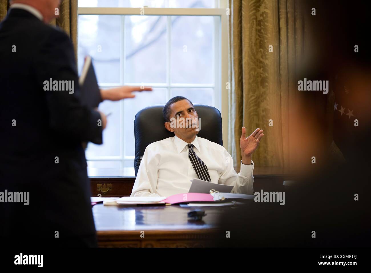 Präsident Barack Obama wird vor Telefongesprächen informiert An ausländische Führer im Oval Office 26.09.Offizielles Weißes Haus Foto von Pete Souza Stockfoto