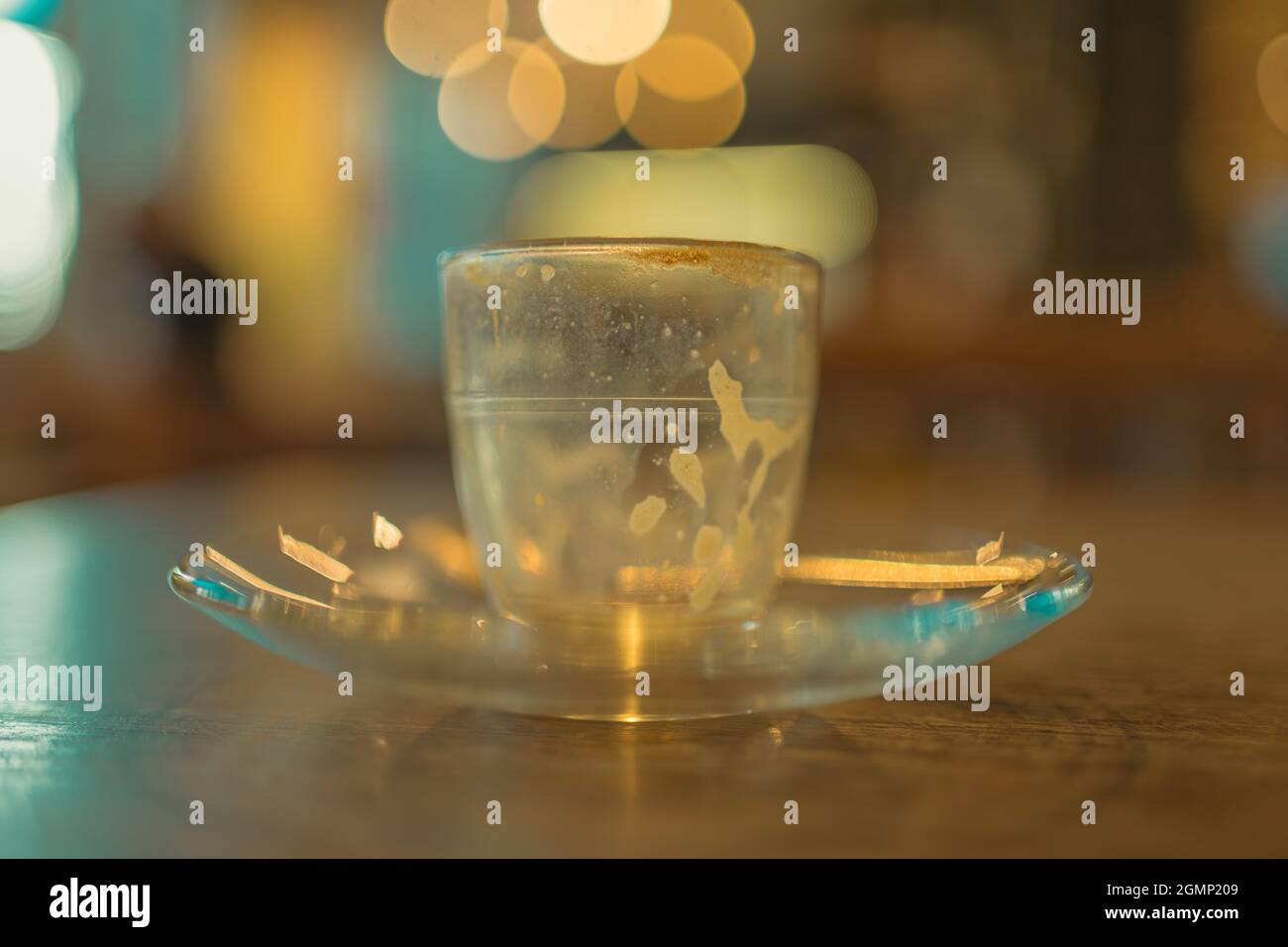 Kaffeetasse voll und leer, verschwommener Hintergrund, Kunsthandlung und Kapelle, Abergavenny, Monmouthshire, Wales, Großbritannien Stockfoto