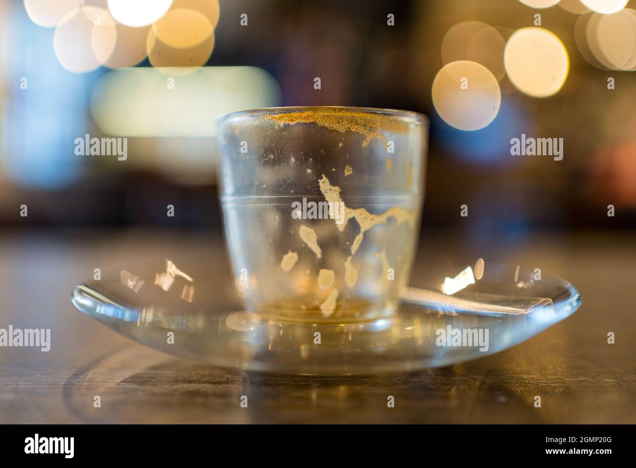 Kaffeetasse voll und leer, verschwommener Hintergrund, Kunsthandlung und Kapelle, Abergavenny, Monmouthshire, Wales, Großbritannien Stockfoto