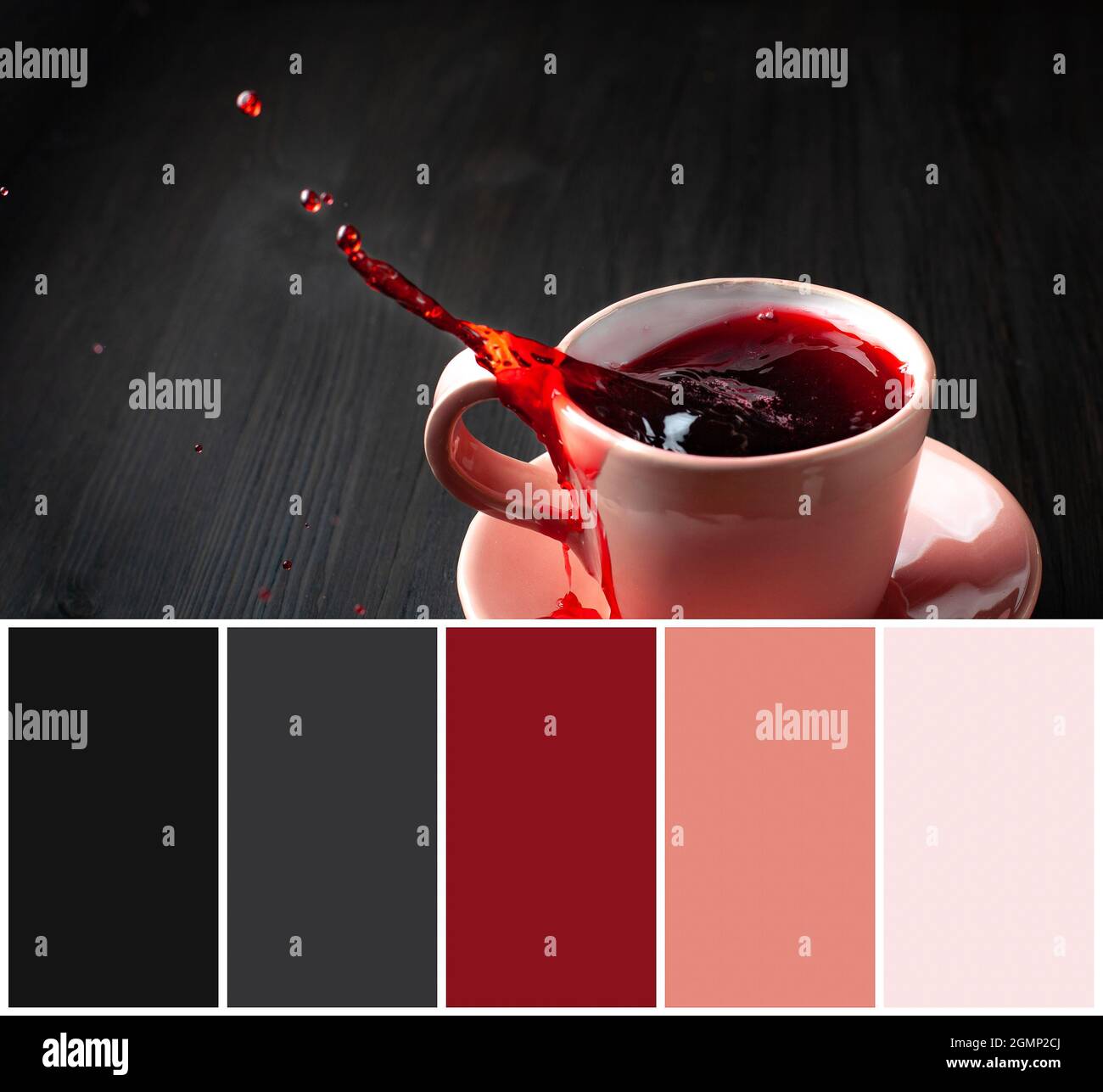 Farblich passende Palette und Tasse Tee mit Spritzer auf Holzhintergrund Stockfoto