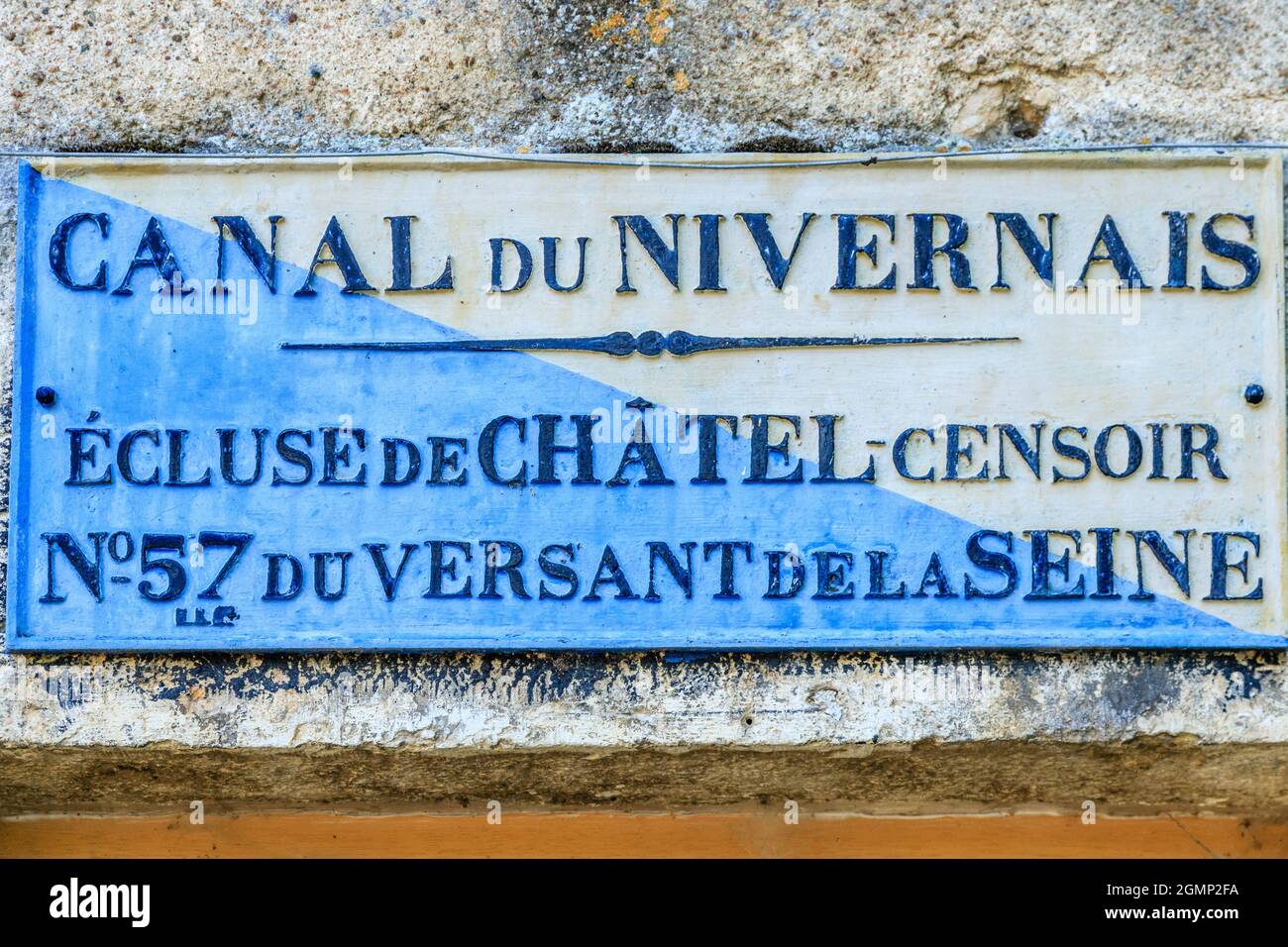Frankreich, Yonne, Canal du Nivernais, Chatel Censoir, Platte auf Schleusenhaus // Frankreich, Yonne (89), Canal du Nivernais, Châtel-Censoir, Plaque sur maison éc Stockfoto