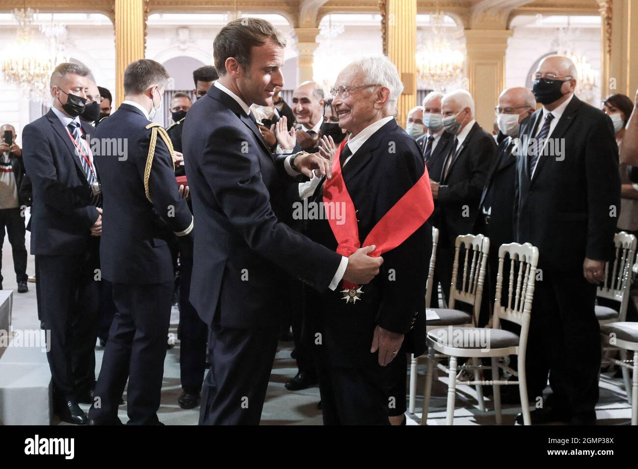 Paris, Frankreich. September 2021. General François Meyer wird vom Präsidenten der Französischen Republik, Emmanuel Macron, während einer Zeremonie zum Gedenken an die Harkis, Algerier, die der französischen Armee im algerischen Unabhängigkeitskrieg geholfen haben, im Elysee-Palast in Paris mit dem „Großkreuz der Ehrenlegion“ ausgezeichnet. Frankreich am 20. September 2021. Foto von Stephane Lemouton/Pool/ABACAPRESS.COM Quelle: Abaca Press/Alamy Live News Stockfoto