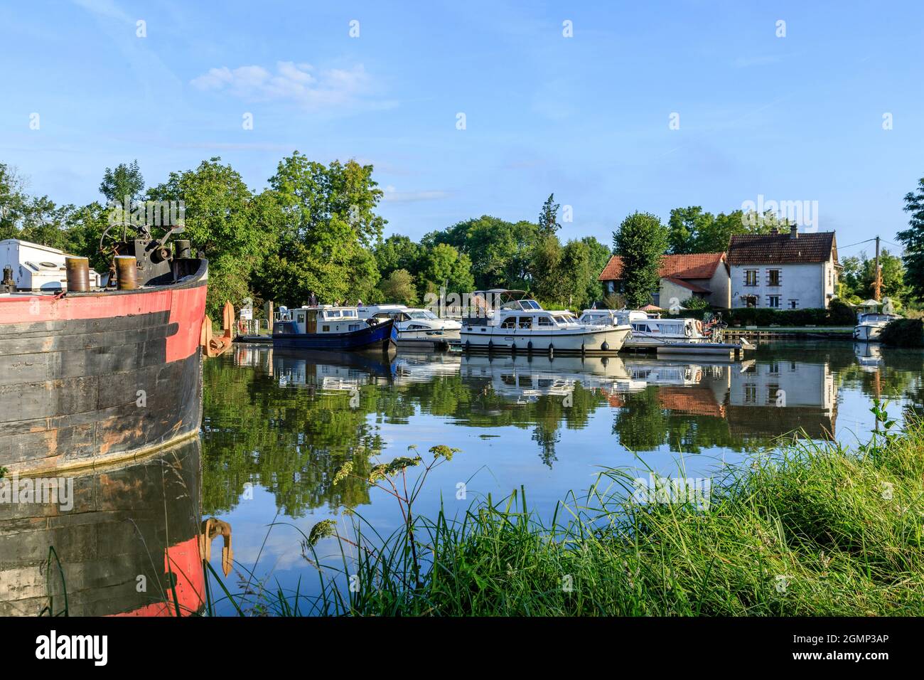 Frankreich, Yonne, Canal du Nivernais, Chatel Censoir, Flusshafen am Canal du Nivernais // Frankreich, Yonne (89), Canal du Nivernais, Châtel-Censoir, por Stockfoto