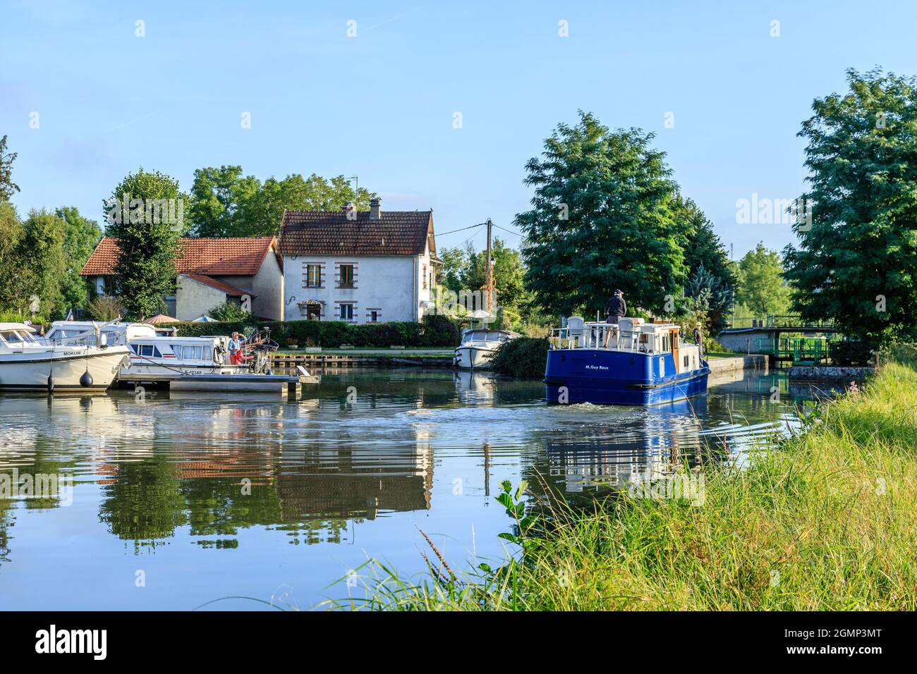 Frankreich, Yonne, Canal du Nivernais, Chatel Censoir, Flusshafen am Canal du Nivernais // Frankreich, Yonne (89), Canal du Nivernais, Châtel-Censoir, por Stockfoto