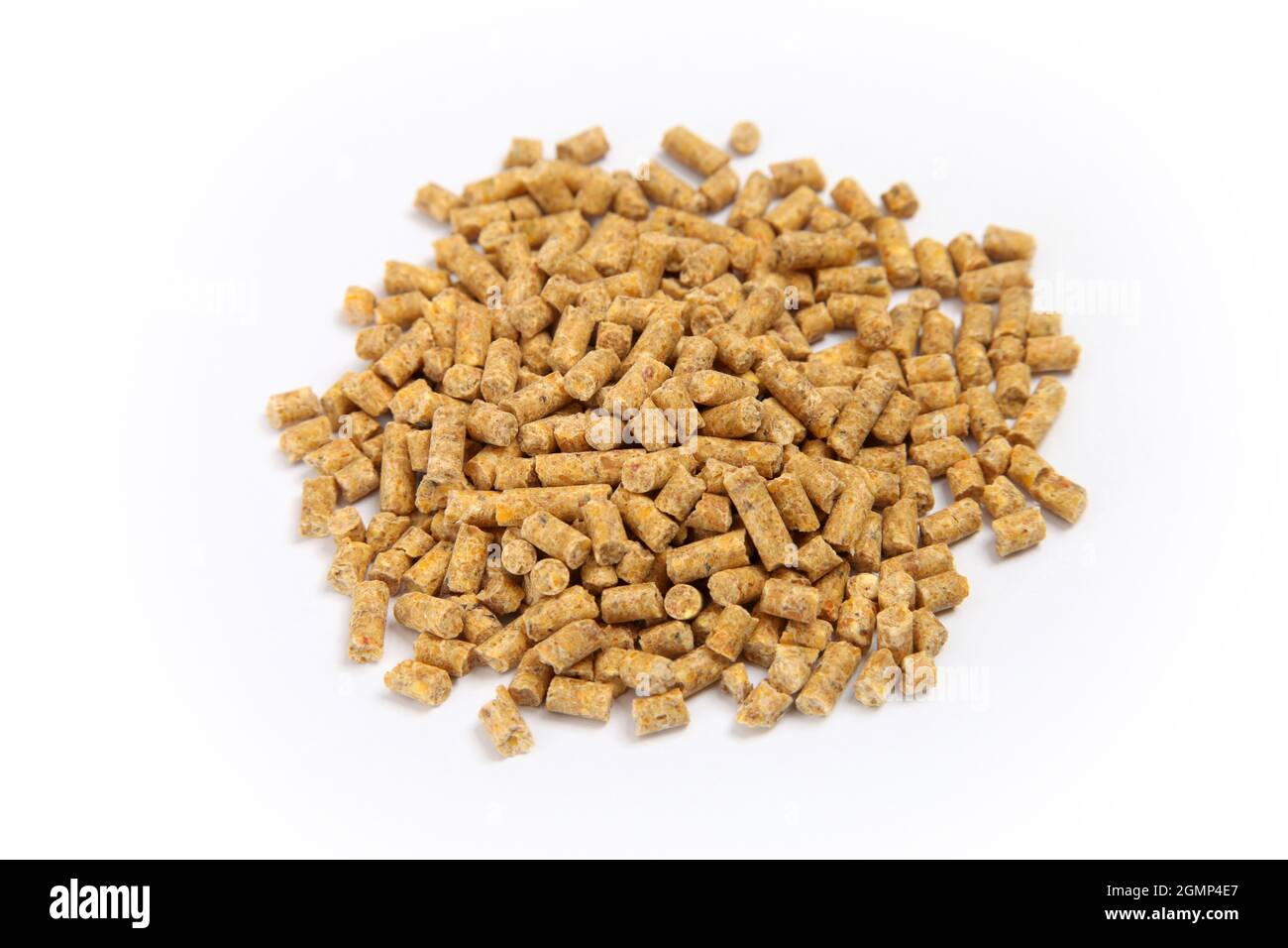 Stapel von Mischfutterpellets auf Weiß isoliert. Tierfutter. Stockfoto