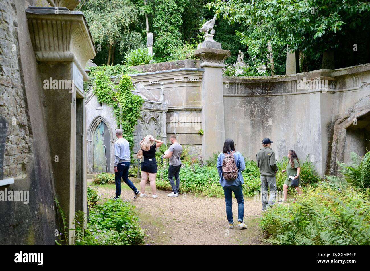 Das Kolumbarium auf dem highgate Friedhof West mit Besuchern auf einer selbstgeführten Tour N6 North london england UK Stockfoto