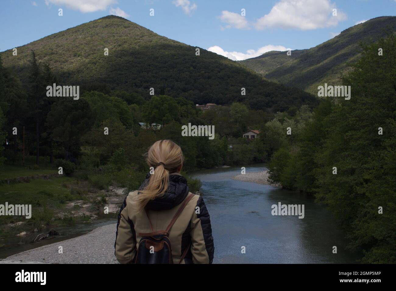 Halten wir tatsächlich an und nehmen uns Zeit, unsere Umgebung zu betrachten und staunen wir einfach über die Schönheit der Schöpfung der Herren. Berge südlich von Frankreich. Stockfoto