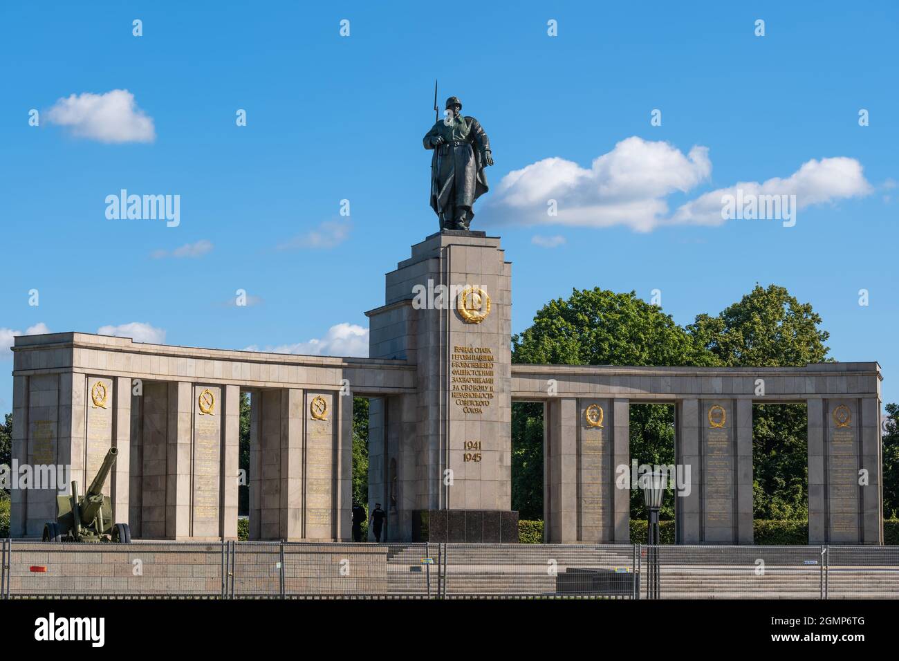 Berlin, Deutschland - 31. Juli 2021: Das sowjetische Kriegsdenkmal in Tiergarten, das von der Sowjetunion zum Gedenken an Soldaten der sowjetischen Streitkräfte errichtet wurde Stockfoto