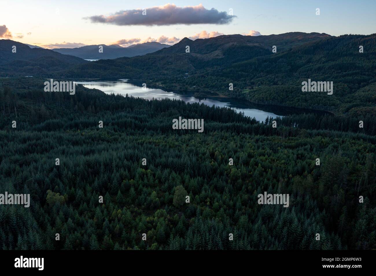 Loch Achray, Aberfoyle und Loch Achray, Loch Lomond und Trossachs National Park, Schottland, Großbritannien. September 2021. IM BILD: Drohnenansicht von Loch Achray und auf der Straße, die als Dukes Pass bekannt ist und die A821 ist, die die beliebte Touristenroute Heart 200 verbindet. Dies ist ein geschäftiges Treiben mit Outdoor-Enthusiasten und Tagesausflüglern, die der Stadt entfliehen und in die malerische schottische Landschaft kommen möchten. Quelle: Colin Fisher Stockfoto