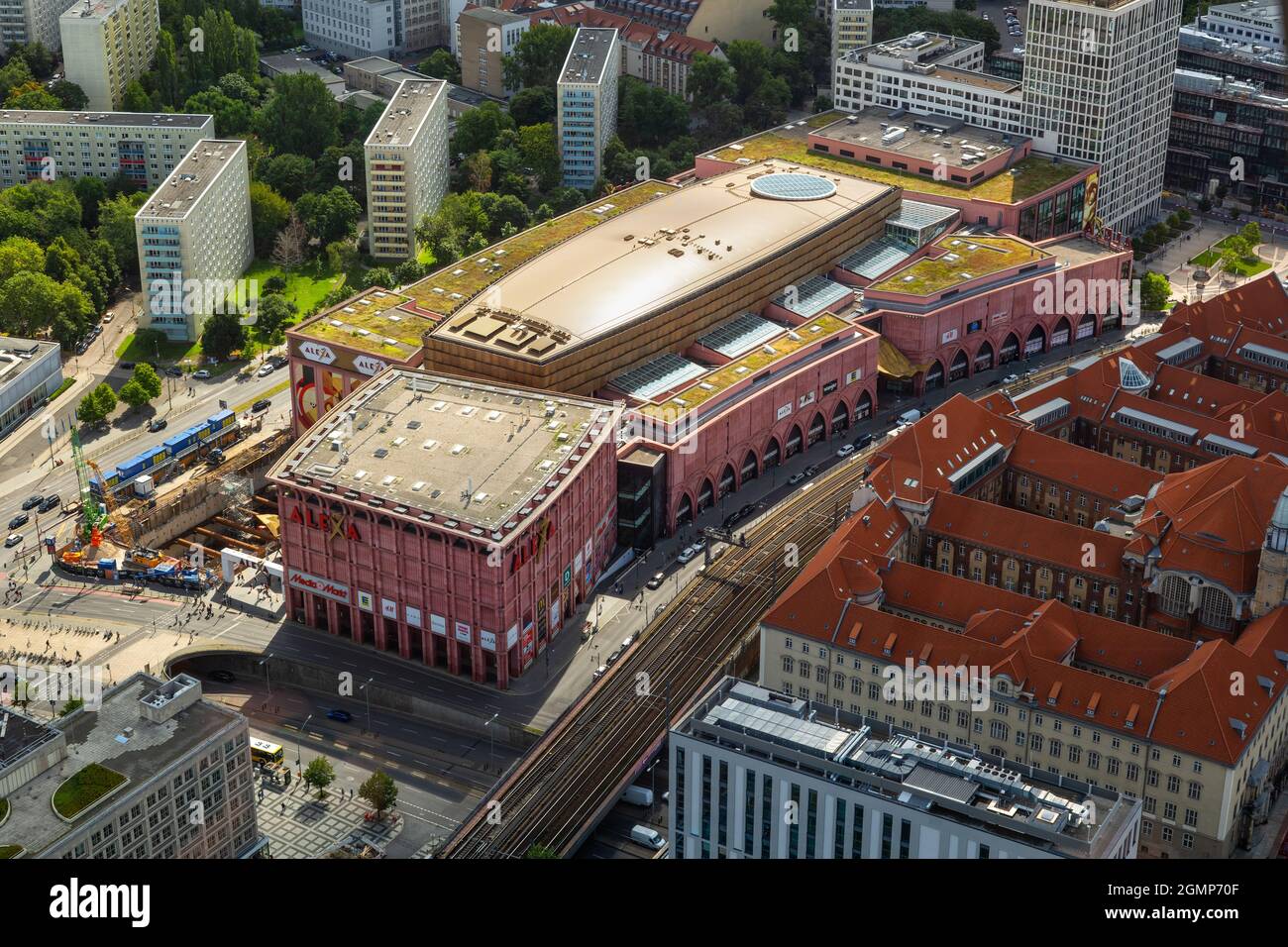 Berlin, Deutschland - 2. August 2021: Alexa Einkaufszentrum Luftaufnahme, eines der größten Einkaufszentren in der Hauptstadt Stockfoto