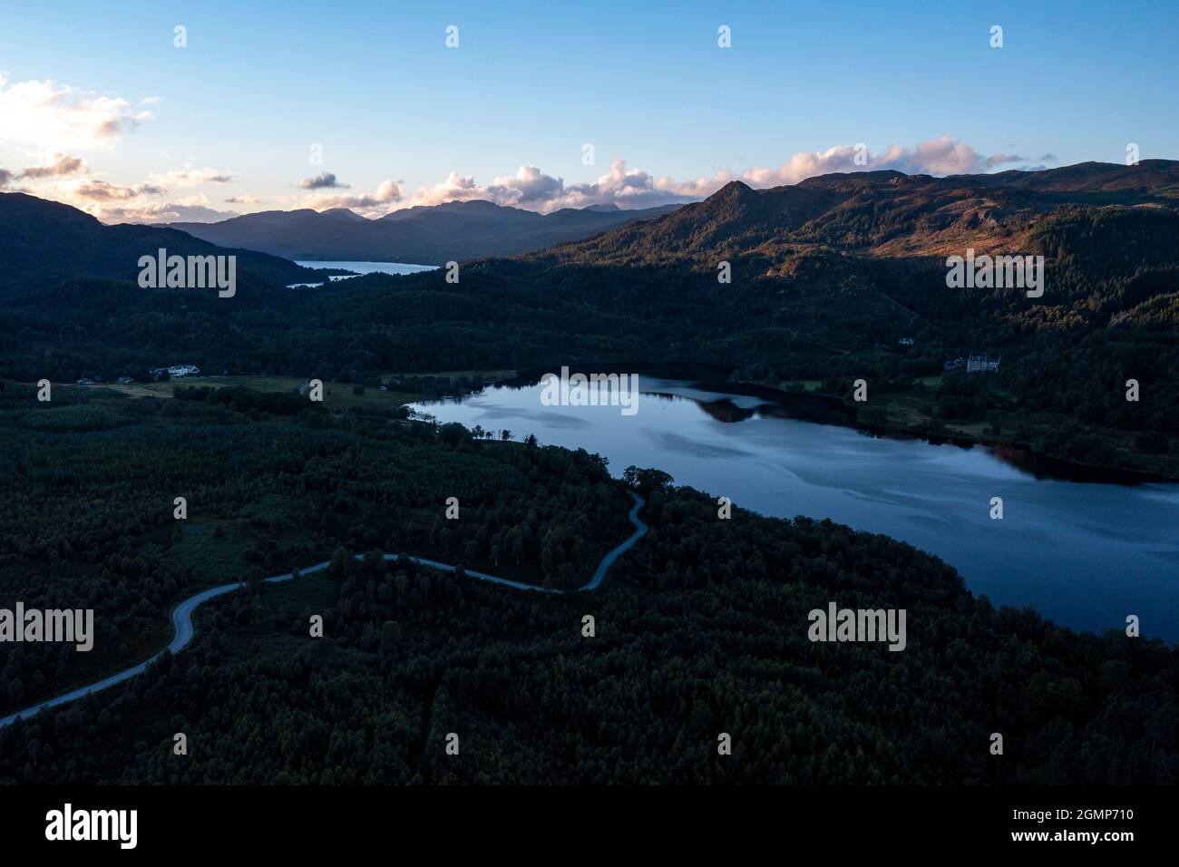 Loch Achray, Aberfoyle und Loch Achray, Loch Lomond und Trossachs National Park, Schottland, Großbritannien. September 2021. IM BILD: Drohnenansicht von Loch Achray und auf der Straße, die als Dukes Pass bekannt ist und die A821 ist, die die beliebte Touristenroute Heart 200 verbindet. Dies ist ein geschäftiges Treiben mit Outdoor-Enthusiasten und Tagesausflüglern, die der Stadt entfliehen und in die malerische schottische Landschaft kommen möchten. Quelle: Colin Fisher Stockfoto