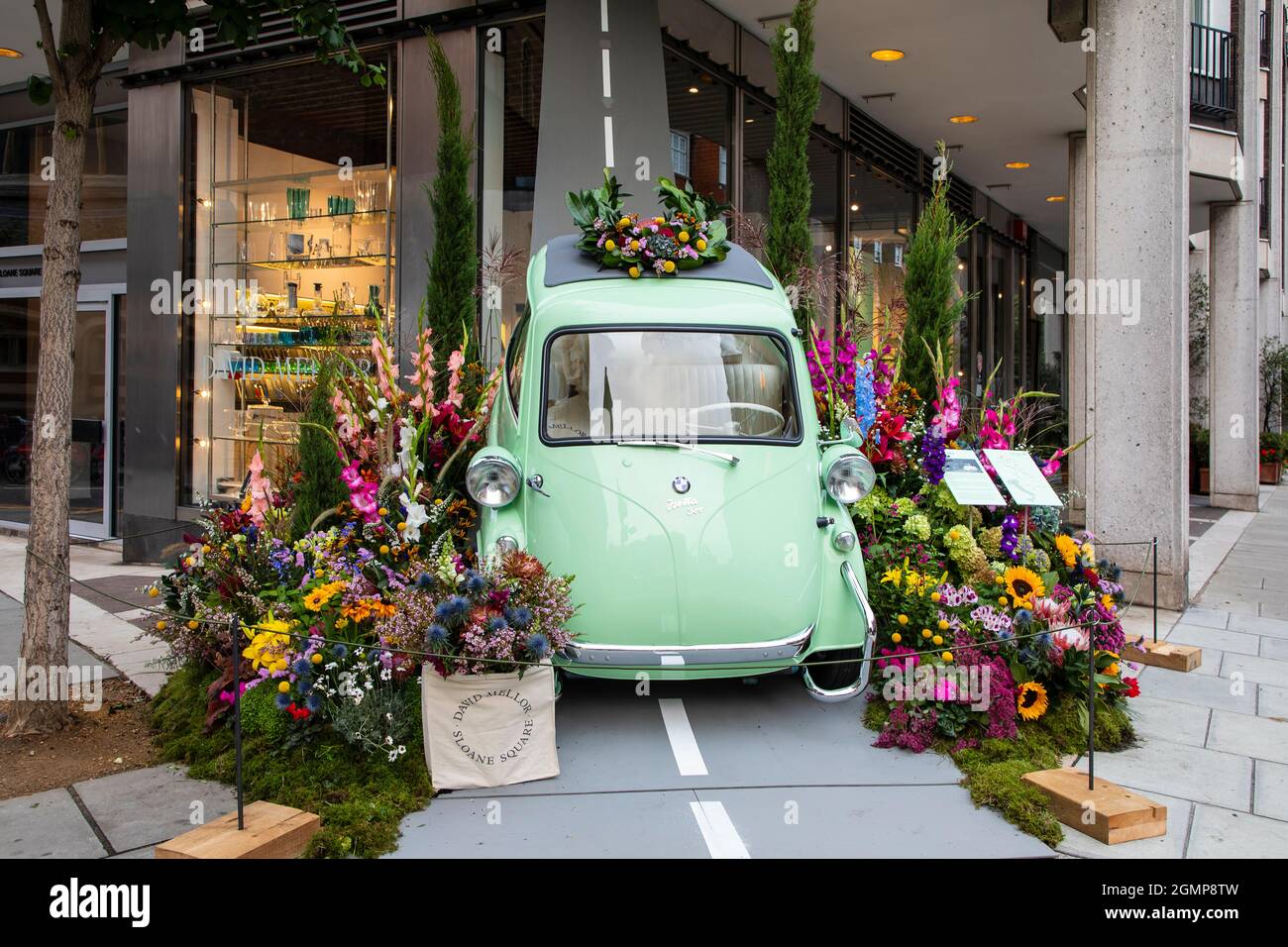 London, 20. September 2021: Die Straßen von Chelsea werden für den anuual Chelsea in Bloom Wettbewerb mit Blumenmotiven geschmückt. Stockfoto