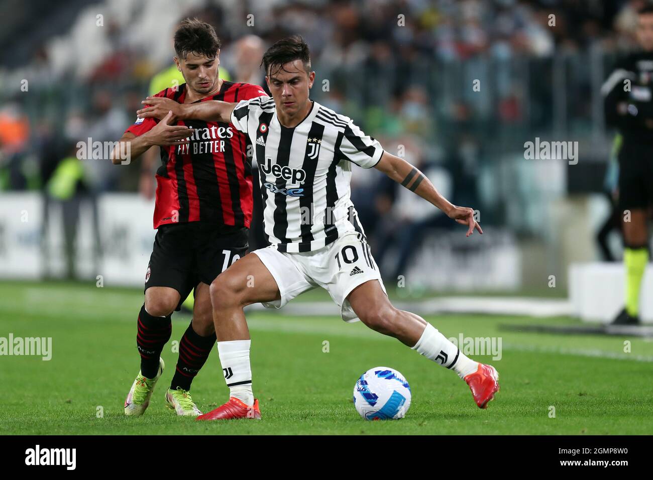 Turin, Italien. 19. September 2021. Paulo Dybala von Juventus FC und Brahim Diaz von AC Mailand Kampf um den Ball während der Serie A Spiel zwischen Juventus FC und AC Mailand . Stockfoto