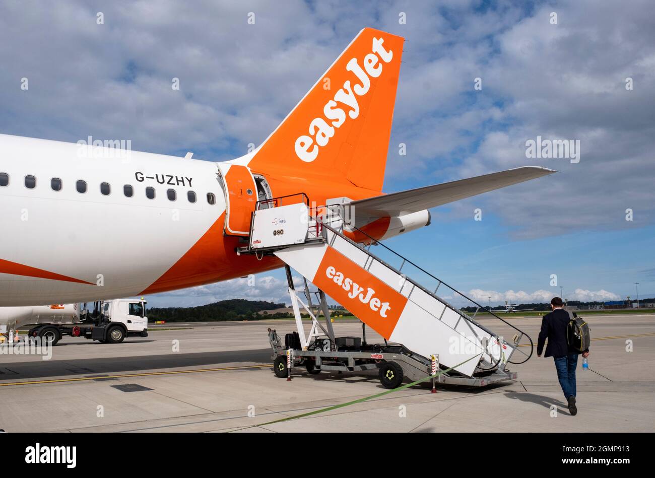 Passagiere, die am Flughafen Edinburgh einen Easyjet-Flug nach Zypern besteigen. Stockfoto