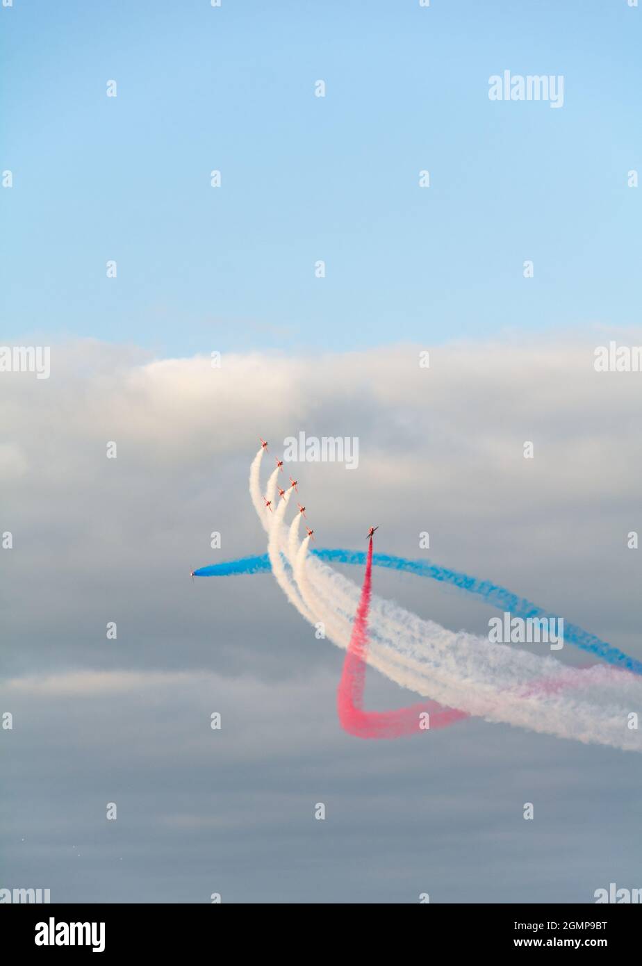 Sidmouth, September 2021: Die Red Arrows der Royal Air Force (RAF) treten mit ihren BAE Hawk-Düsenflugzeugen auf der Sidmouth Air Show auf Stockfoto