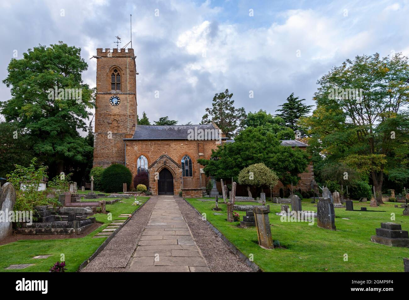 St. Peter und St. Paul Chuch im Abington Park auf dem Weg zum Haupteingang ist Shakespeares Enkelin Elizabeth Bernard hier begraben Stockfoto