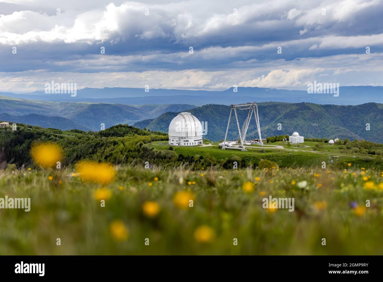 Spezielle wissenschaftliche astrophysikalische Sternwarte. Astronomisches Zentrum für bodengestützte Beobachtungen des Universums mit einem großen Teleskop. Stockfoto