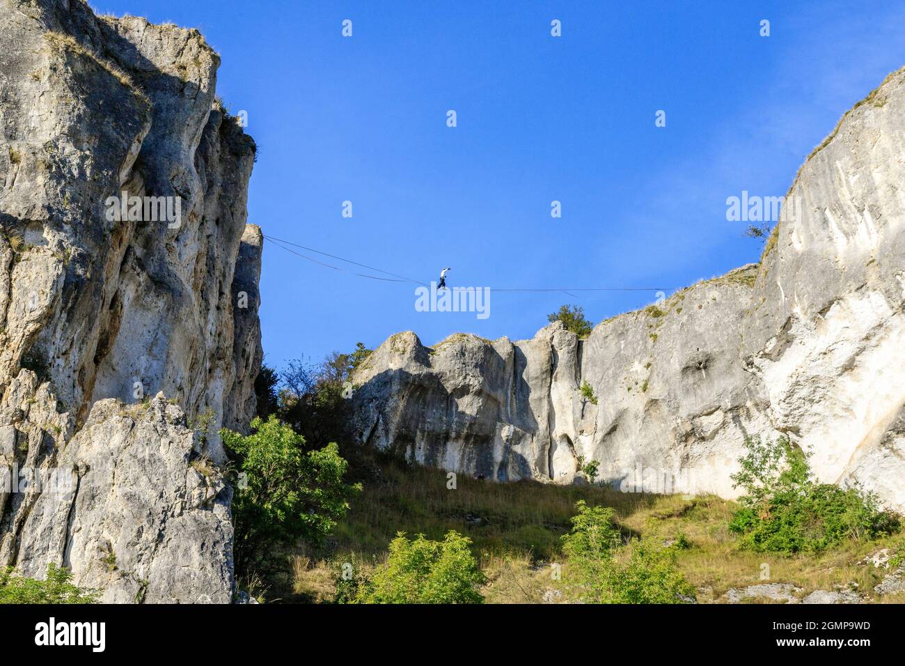 Frankreich, Yonne, Canal du Nivernais, Merry sur Yonne, Le Saussois, Die Rochers du Saussois, berühmtes Klettergelände in Frankreich, junger Mann auf einer Slackline // Stockfoto