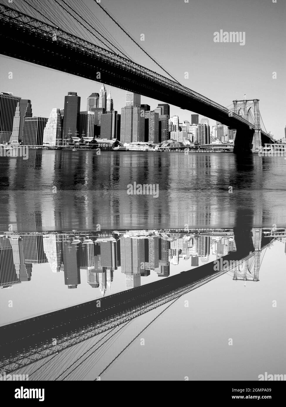 Brooklyn Bridge und Manhattan Skyline entlang des East River. Stockfoto