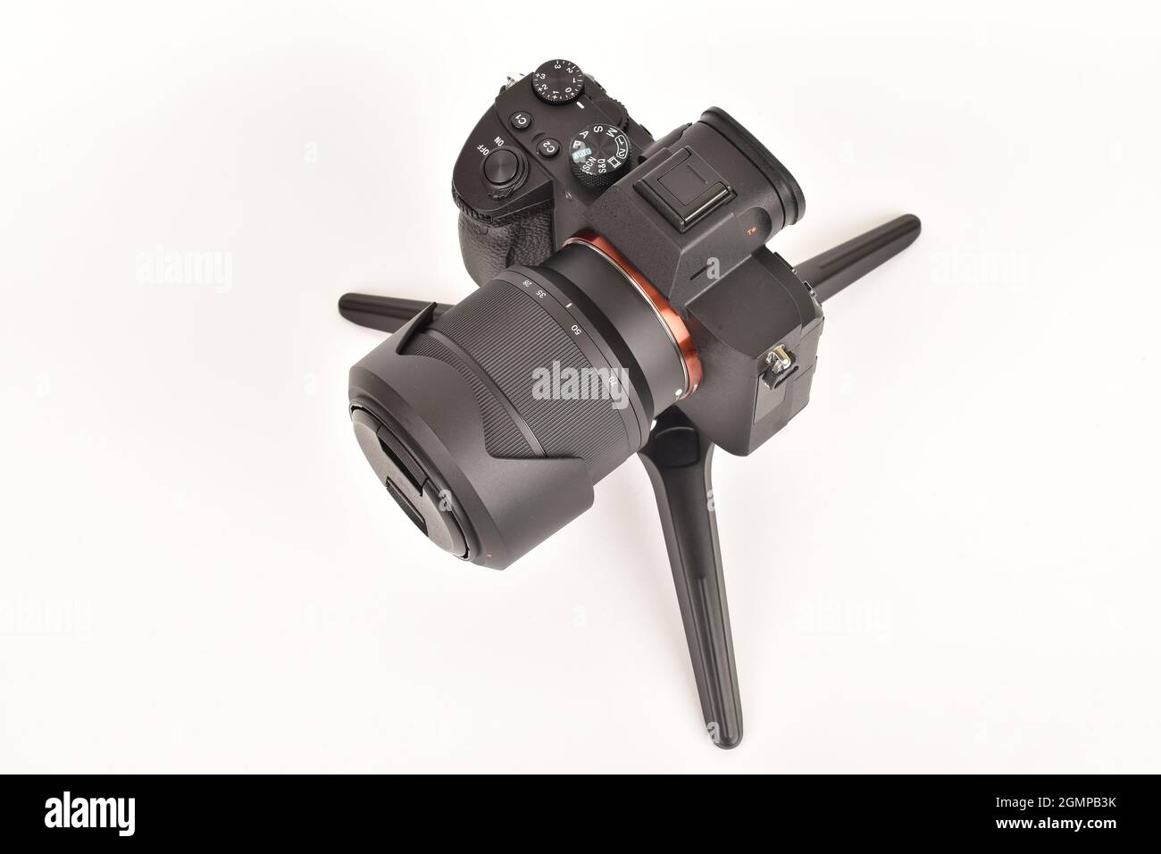 Digitalkamera auf Mini-Stativ isoliert auf weißem Hintergrund Stockfoto