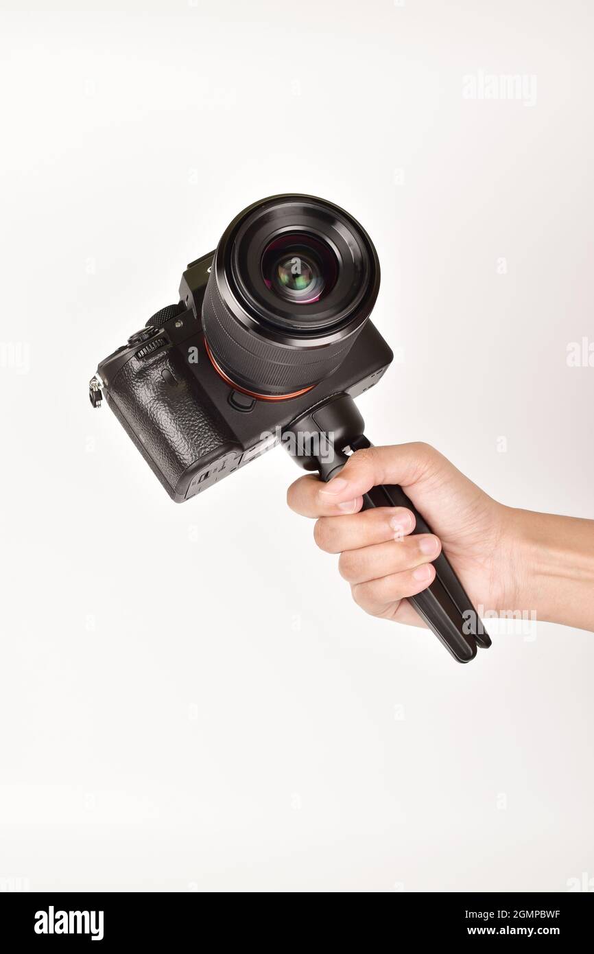 Handhaltenden Vlogging-Kamera isoliert auf weißem Hintergrund Stockfoto