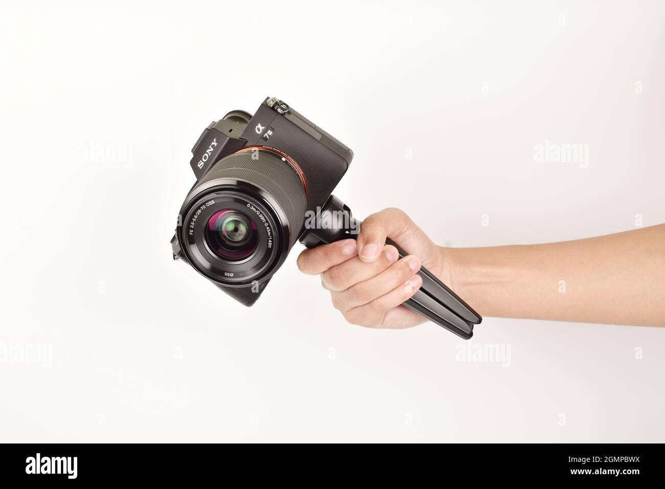 Neu Delhi, Indien, 5. Oktober 2020: Spiegellose Sony Kamera A7III mit Mini-Stativ in der Hand, die professionelle Sony Kamera in der Hand hält Stockfoto