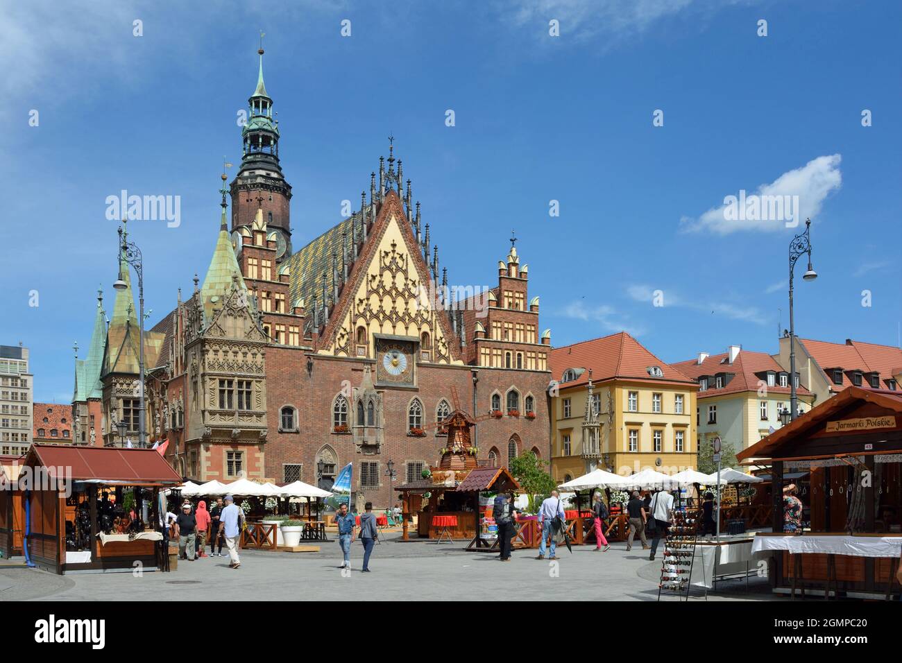 Breslau, Niederschlesien, Polen - 16. Juni 2016: Menschen aus dem Alten Rathaus auf dem Marktplatz in der Altstadt von Breslau - Polen. Stockfoto