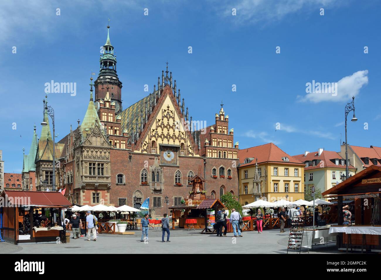 Breslau, Niederschlesien, Polen - 16. Juni 2016: Menschen aus dem Alten Rathaus auf dem Marktplatz in der Altstadt von Breslau - Polen. Stockfoto