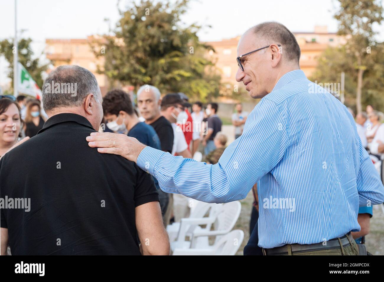 Catanzaro, Italien. September 2021. Letta (R) beim Gruß eines Mannes bei der Veranstaltung gesehen. Enrico Letta, Nationalsekretär der Demokratischen Partei Italiens (PD), nahm an der jährlichen Versammlung der Demokraten im Lido-Viertel von Catanzaro Teil. Die Veranstaltung unterstützte auch die Kandidatur von Amalia Bruni (PS) als Gouverneurin bei den Regionalwahlen (3-4. Oktober) für die Mitte-Links-Koalition. (Foto von Valeria Ferraro /SOPA Images/Sipa USA) Quelle: SIPA USA/Alamy Live News Stockfoto