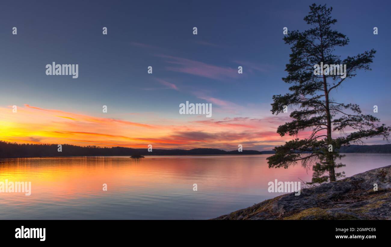 Sonnenuntergang über dem See Lelang in Westschweden Stockfoto