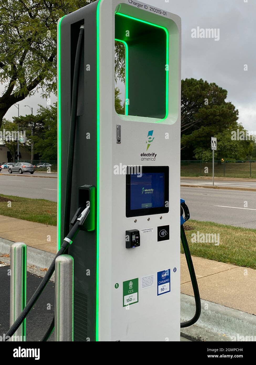 Elektrifizieren Sie America Elektrofahrzeug Ladestation auf dem Parkplatz am Westfield Old Orchard Einkaufszentrum in einem Vorort von Chicago Stockfoto