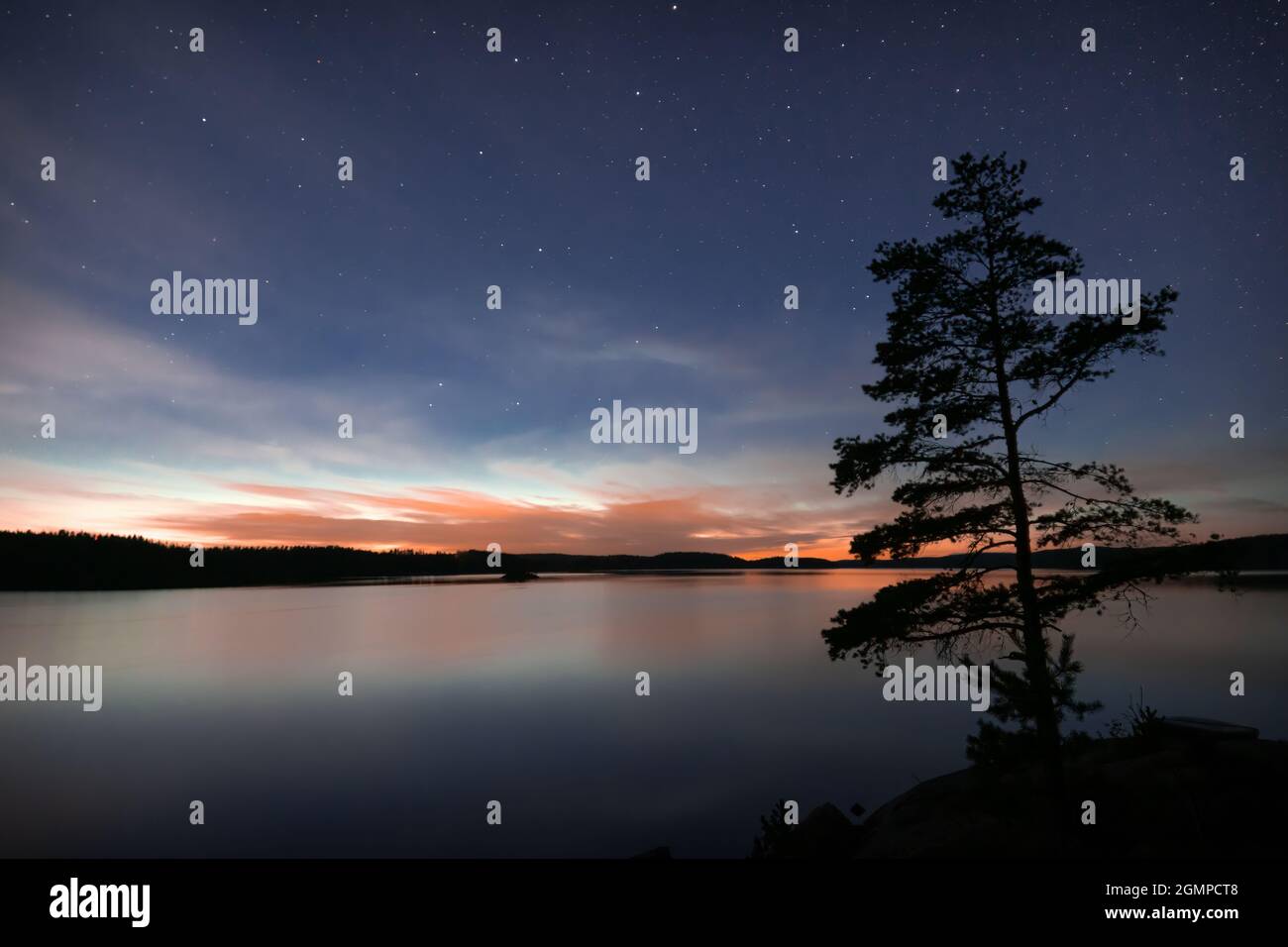 Sonnenuntergang über einem See in Westschweden Stockfoto