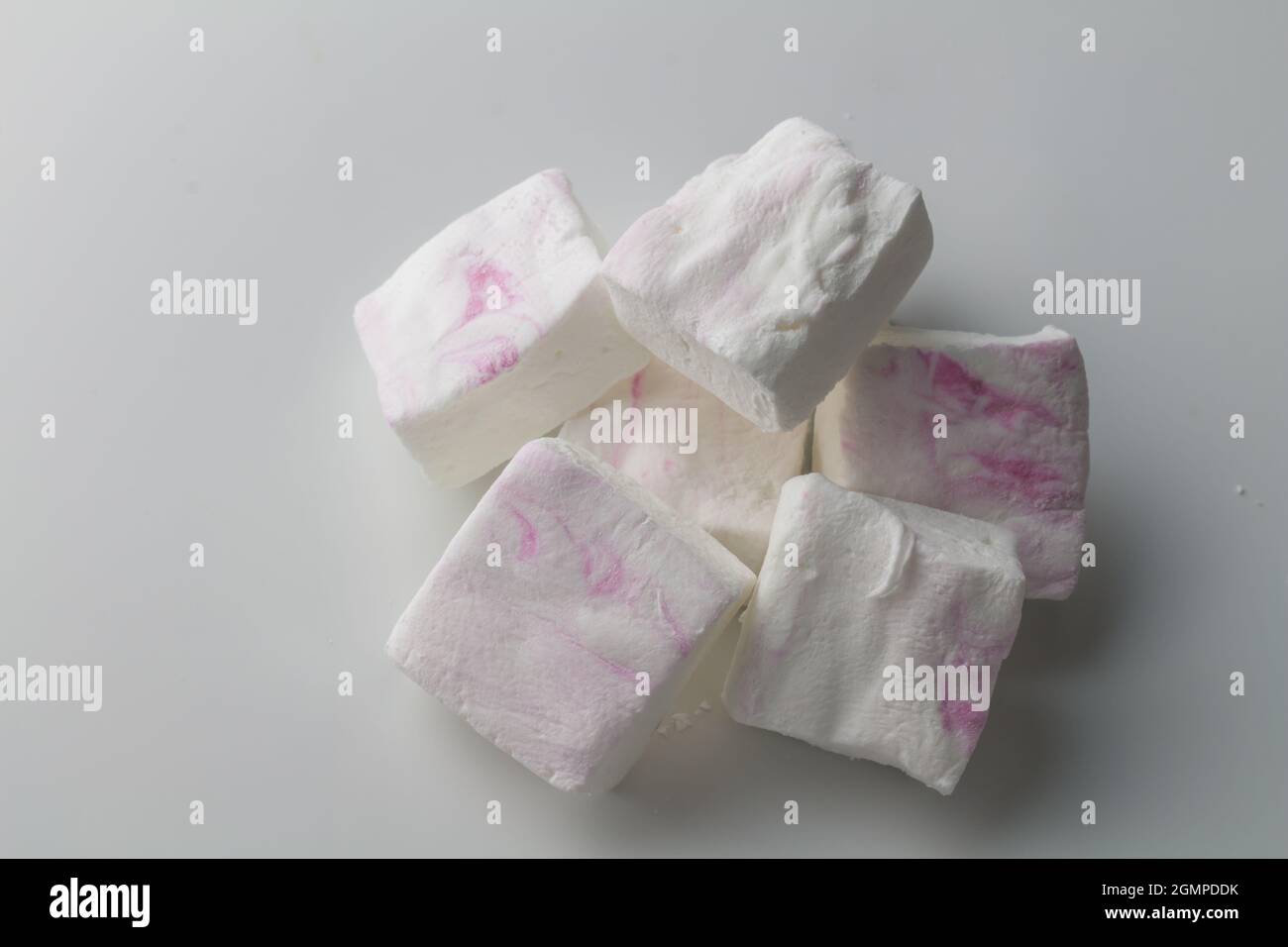 Marshallows auf Weiß - Stapel von benutzerdefinierten weißen und rosa Marshallow Süßigkeiten isoliert - Draufsicht Foto Stockfoto